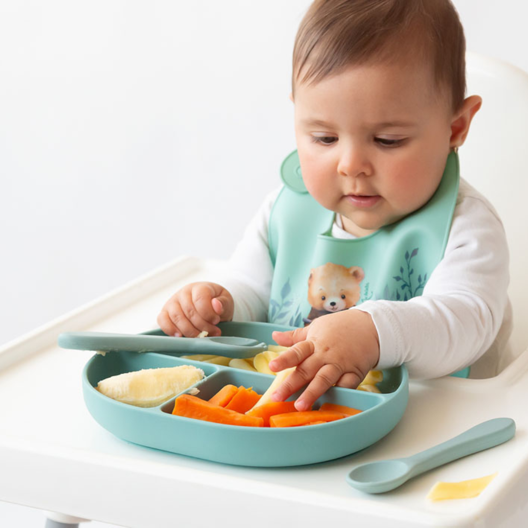 KIOKIDS SET DE CUBIERTOS Y BANDEJA BLW EN SILICONA CON DIVISIONES Y VENTOSA SALVIA