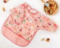 BABERO IMPERMEABLE CON MANGAS ROSA